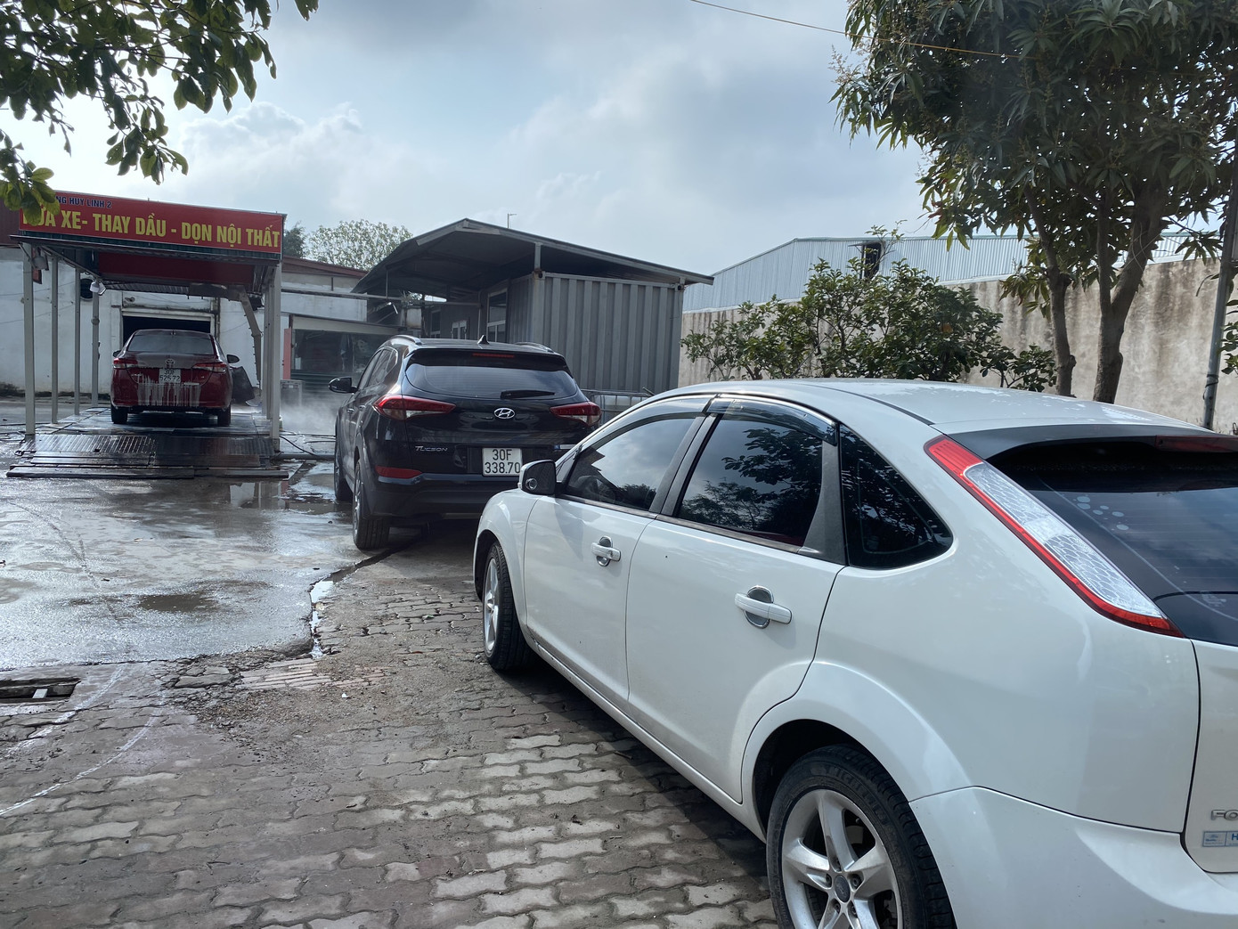 Giá rửa xe tăng cao, khách vẫn xếp hàng đợi chiều 30 Tết ảnh 8