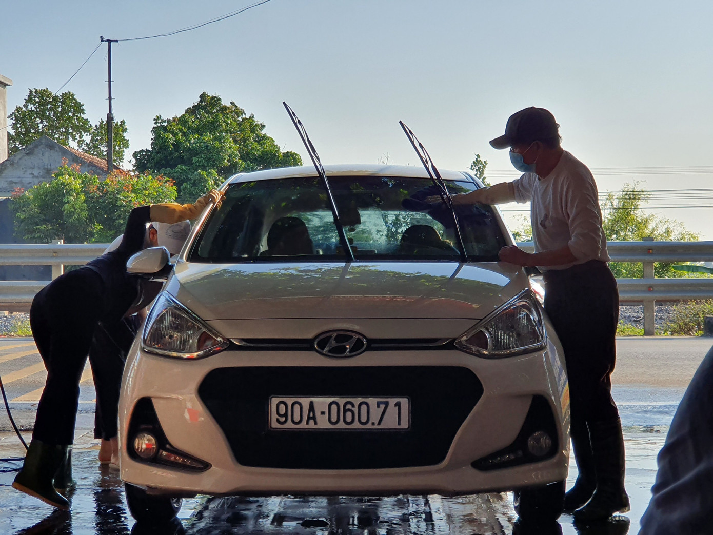 Giá rửa xe tăng cao, khách vẫn xếp hàng đợi chiều 30 Tết ảnh 14