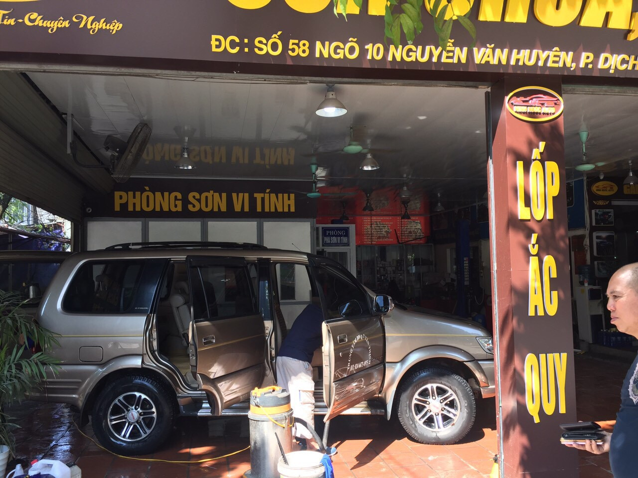 Giá rửa xe tăng cao, khách vẫn xếp hàng đợi chiều 30 Tết ảnh 11