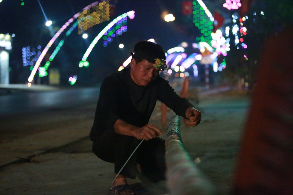 Đường phố, làng xóm miền Trung trang hoàng đẹp như cổ tích trước giao thừa ảnh 6