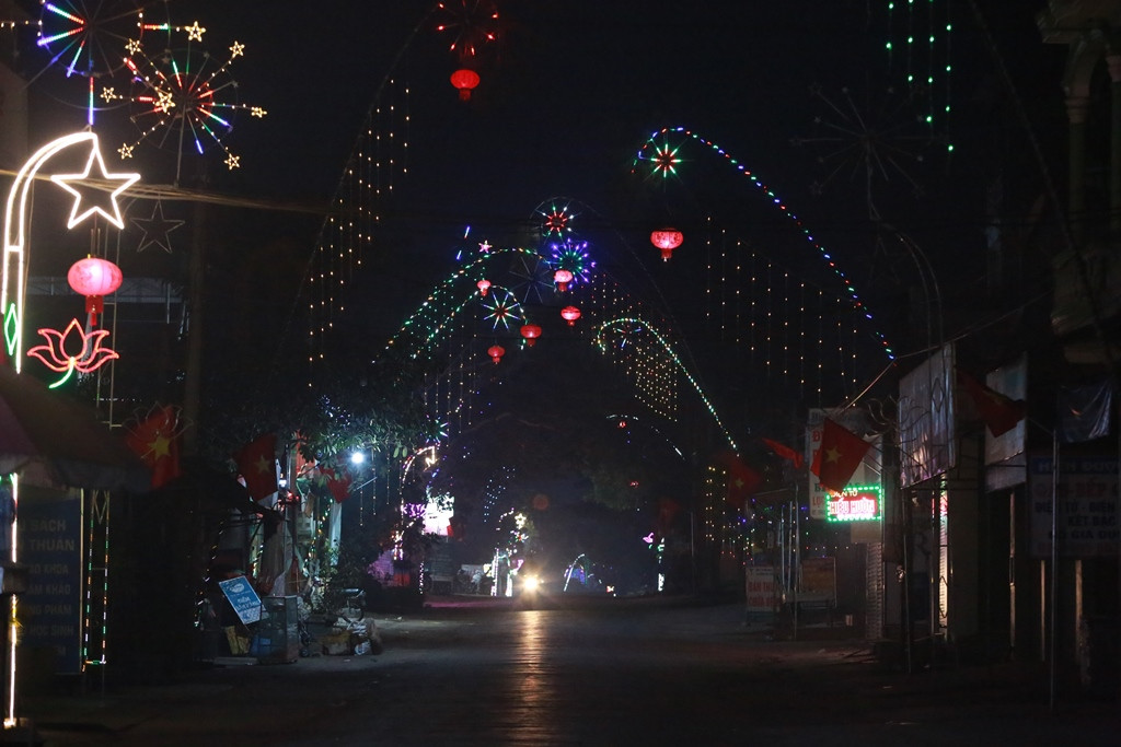 Đường phố, làng xóm miền Trung trang hoàng đẹp như cổ tích trước giao thừa ảnh 1