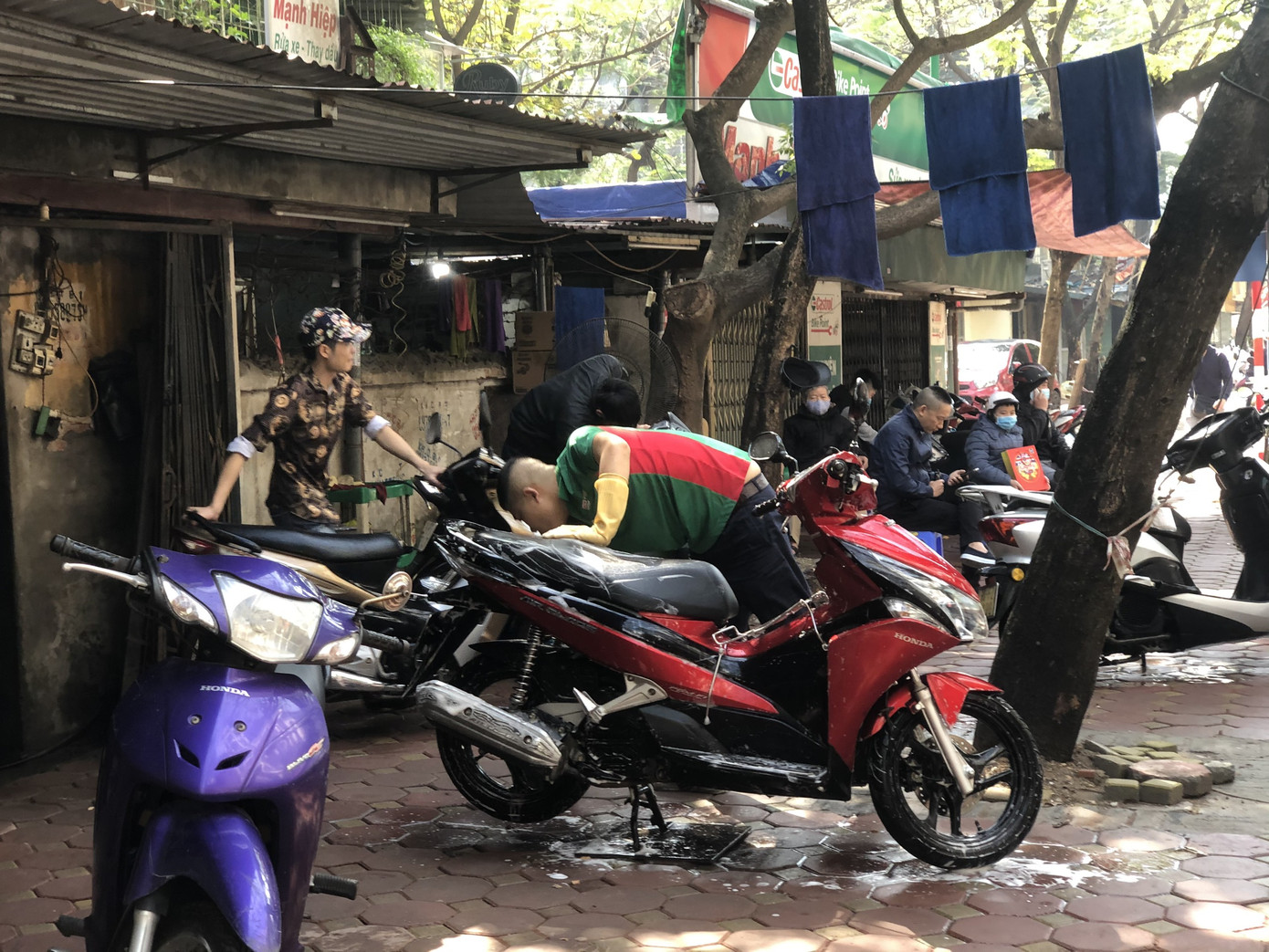 Giá rửa xe tăng cao, khách vẫn xếp hàng đợi chiều 30 Tết ảnh 13