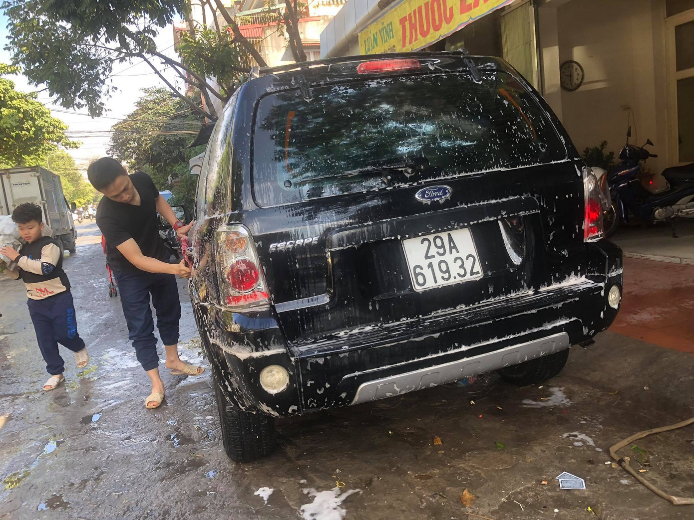 Giá rửa xe tăng cao, khách vẫn xếp hàng đợi chiều 30 Tết ảnh 16