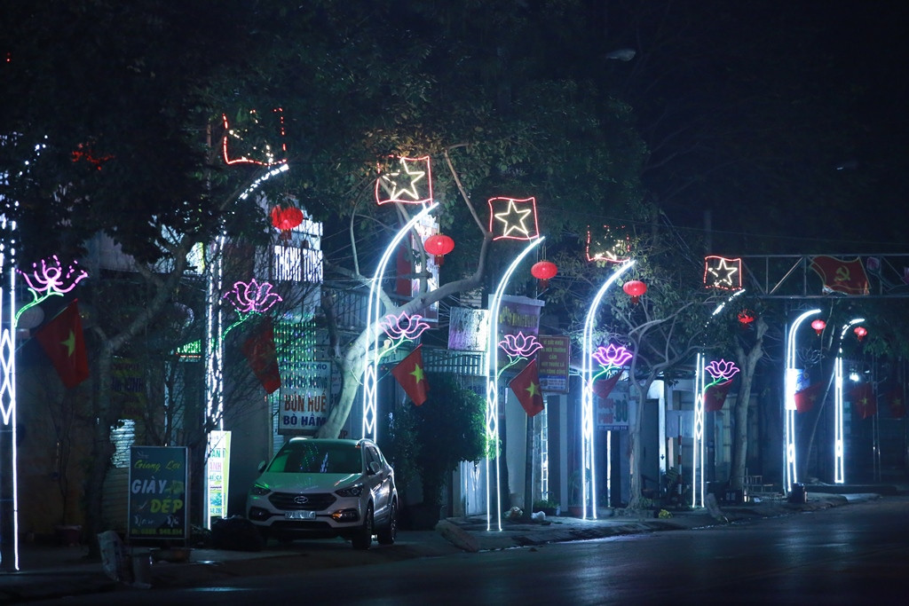 Đường phố, làng xóm miền Trung trang hoàng đẹp như cổ tích trước giao thừa ảnh 5