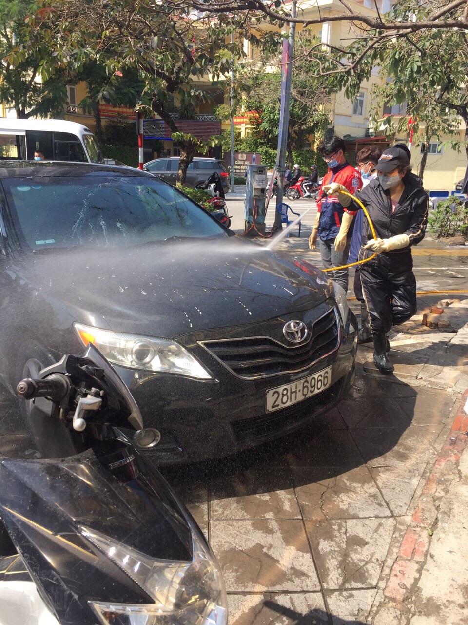 Giá rửa xe tăng cao, khách vẫn xếp hàng đợi chiều 30 Tết ảnh 9
