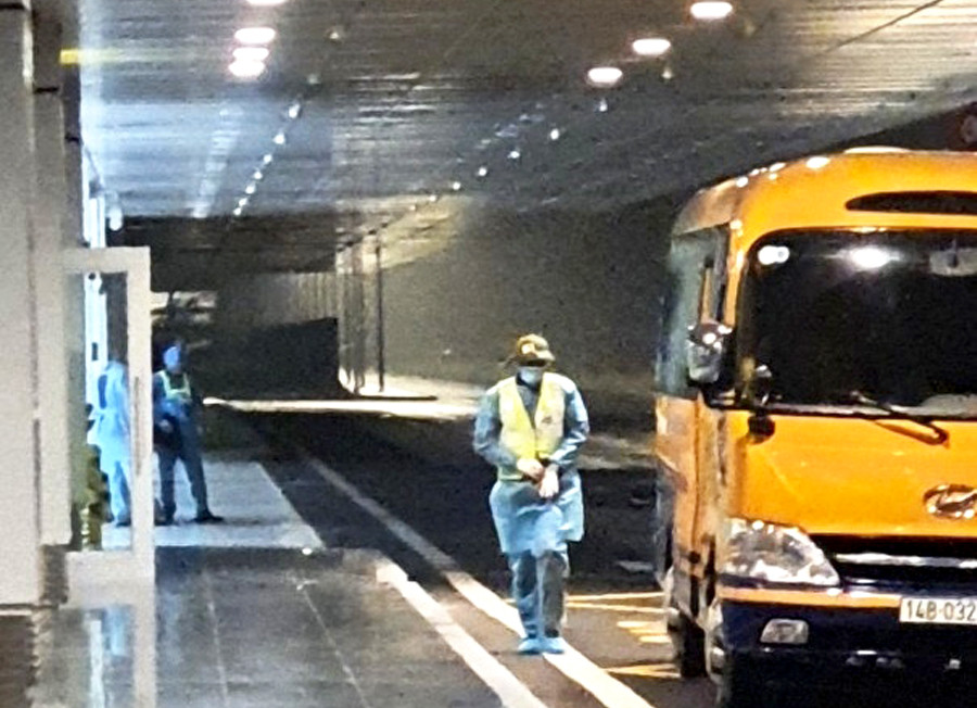 30 người Việt từ Vũ Hán về tới Vân Đồn ảnh 8