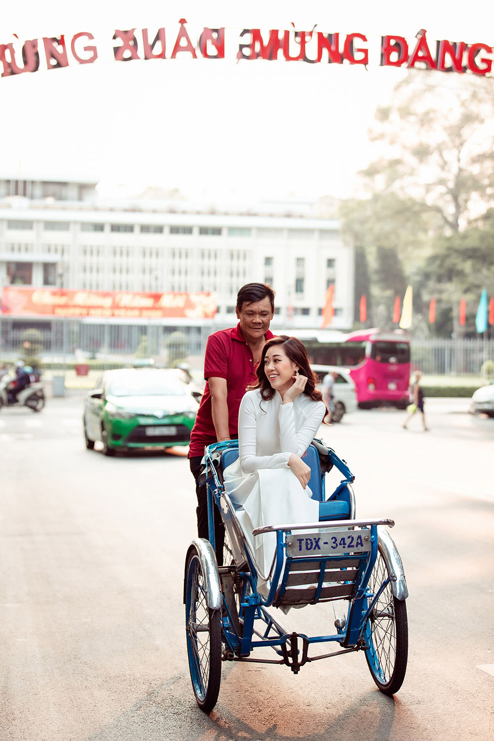 Hoa hậu Khánh Vân diện áo dài trắng, khoe dáng quyến rũ trên phố Xuân ảnh 4