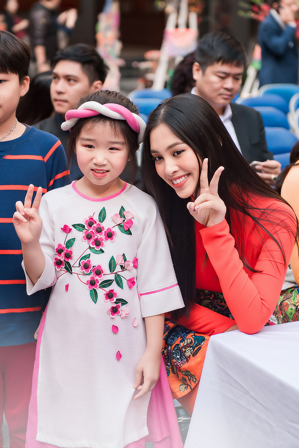 Tiểu Vy đẹp 'xuất thần' với áo dài Xuân, lần đầu trổ tài gói bánh chưng ngày Tết ảnh 3