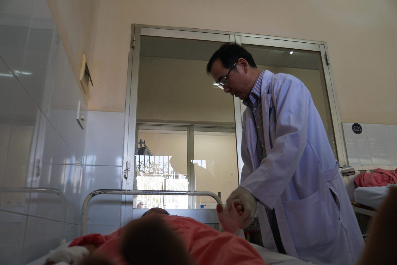 Sản phụ bị bỏng mất cả bàn tay vì nằm than sau sinh ảnh 2