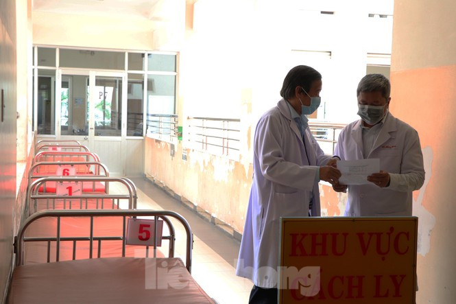 Thứ trưởng Bộ Y tế Nguyễn Trường Sơn kiểm tra công tác phòng dịch tại Bệnh viện Bệnh Nhiệt đới. Ảnh : NGô Bình. Kết quả xét nghiệm 32 người nghi ngờ mắc Covid-19 ở TPHCM ảnh 1