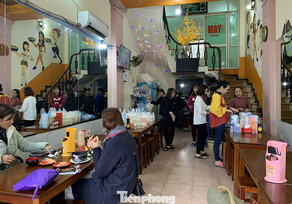 Quán ăn đông kín shipper xếp hàng lấy đồ ăn cho khách thời dịch corona ảnh 1