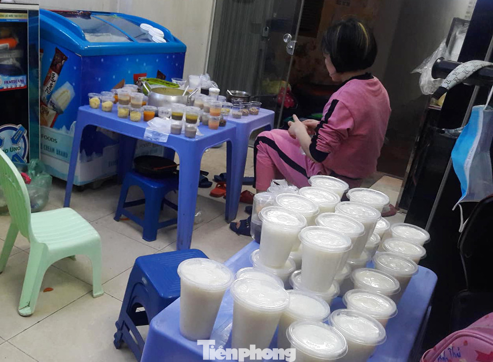 Quán ăn đông kín shipper xếp hàng lấy đồ ăn cho khách thời dịch corona ảnh 10