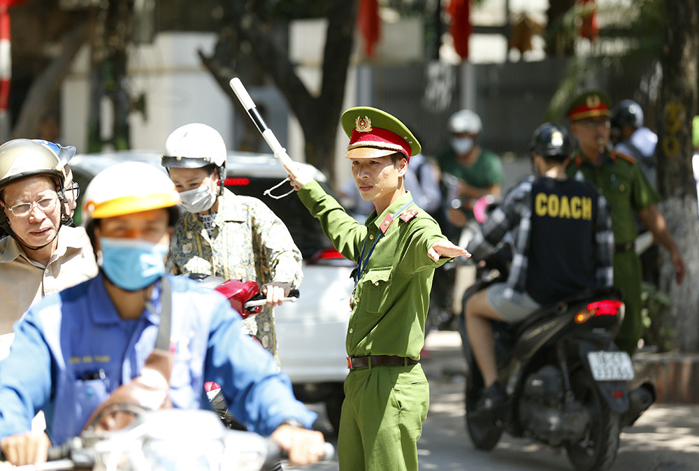 Phụ huynh 'hoá ninja' đội nắng hồi hộp chờ con thi vào 10 ảnh 14