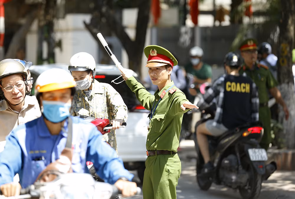 Phụ huynh 'hoá ninja' đội nắng hồi hộp chờ con thi vào 10 ảnh 14
