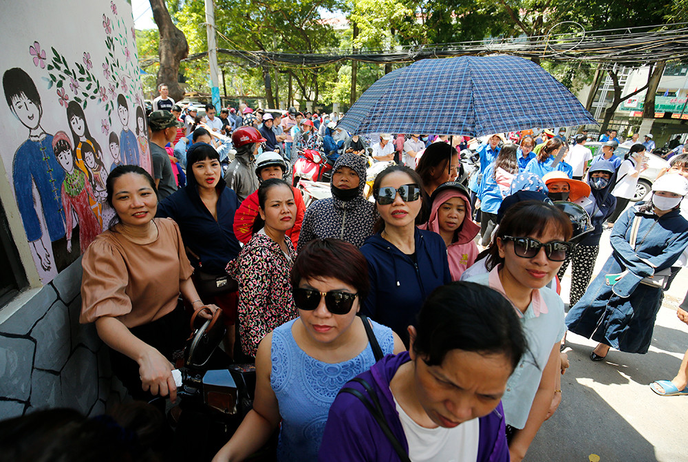 Phụ huynh 'hoá ninja' đội nắng hồi hộp chờ con thi vào 10 ảnh 8