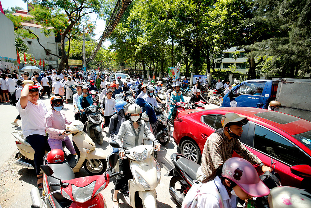 Phụ huynh 'hoá ninja' đội nắng hồi hộp chờ con thi vào 10 ảnh 12