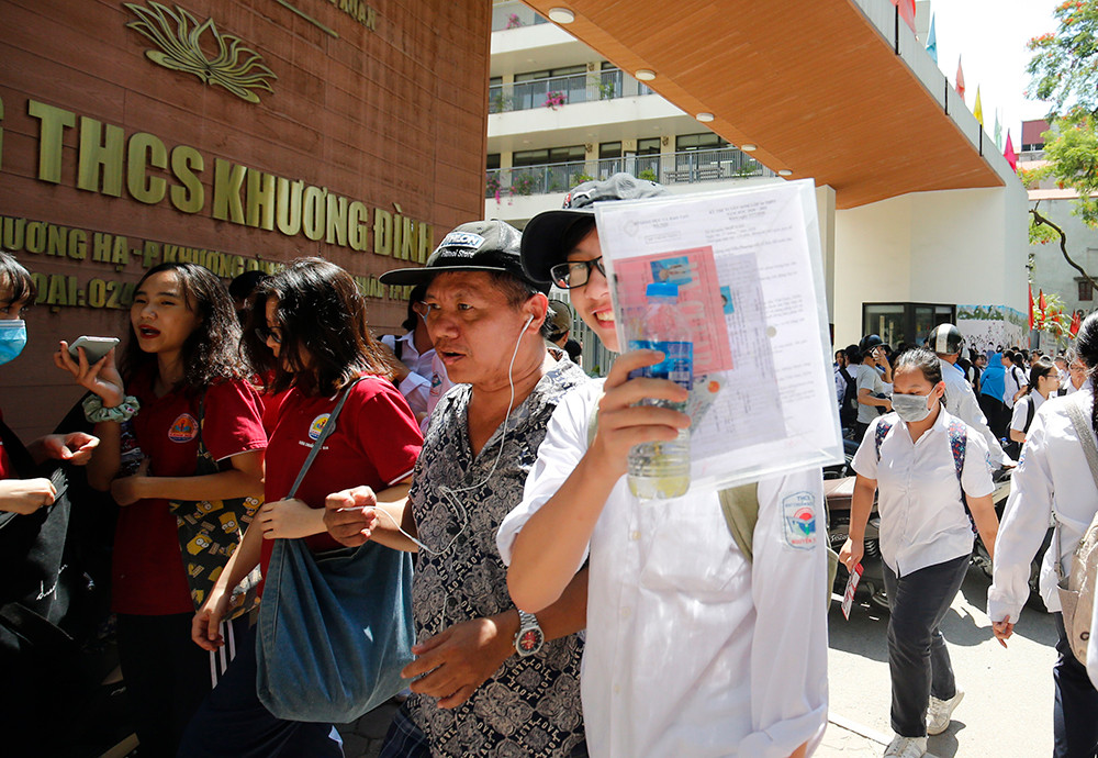 Phụ huynh 'hoá ninja' đội nắng hồi hộp chờ con thi vào 10 ảnh 11