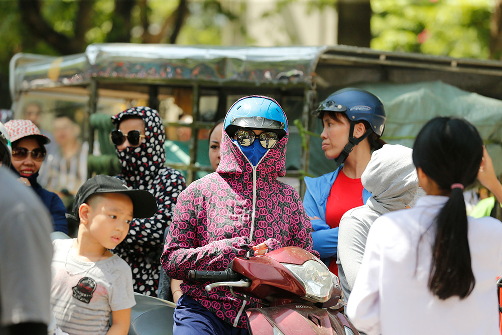 Phụ huynh 'hoá ninja' đội nắng hồi hộp chờ con thi vào 10 ảnh 9