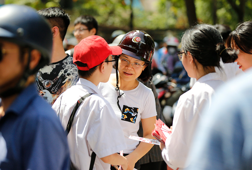 Phụ huynh 'hoá ninja' đội nắng hồi hộp chờ con thi vào 10 ảnh 10