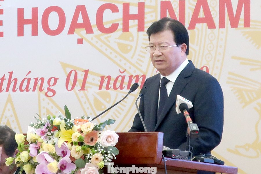 Phó Thủ tướng cảnh báo Bộ Giao thông tình trạng quá tải hàng không ảnh 1