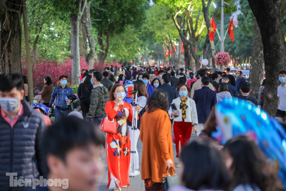 Hồ Gươm đông đúc ngày Tết, nhiều người thờ ơ với khẩu trang ảnh 1