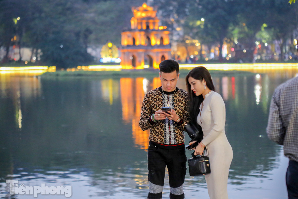 Hồ Gươm đông đúc ngày Tết, nhiều người thờ ơ với khẩu trang ảnh 3