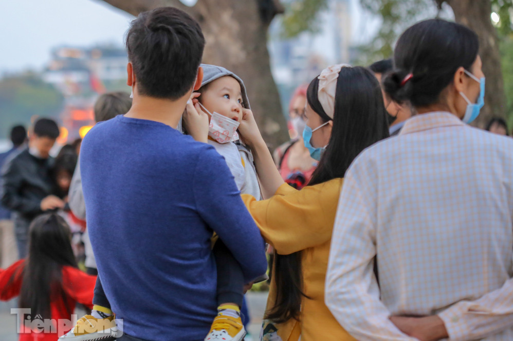 Hồ Gươm đông đúc ngày Tết, nhiều người thờ ơ với khẩu trang ảnh 14