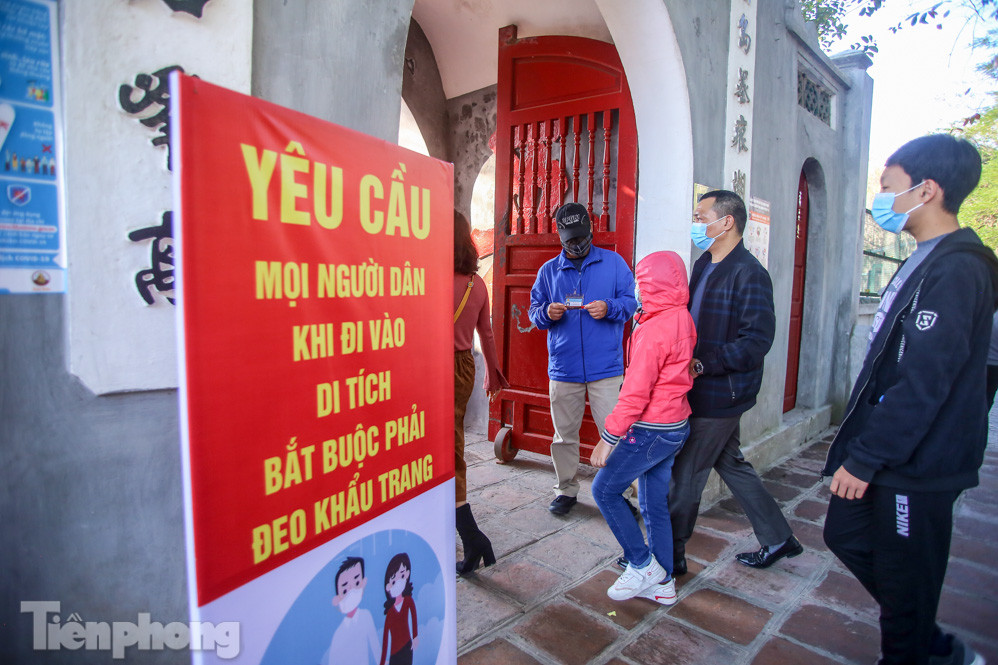 Di tích ở Hà Nội 'cảnh giác' phòng dịch COVID-19 những ngày nghỉ Tết ảnh 18