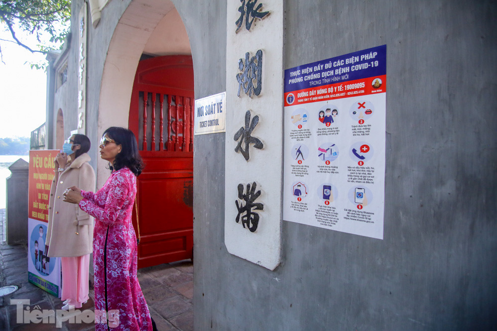 Di tích ở Hà Nội 'cảnh giác' phòng dịch COVID-19 những ngày nghỉ Tết ảnh 20