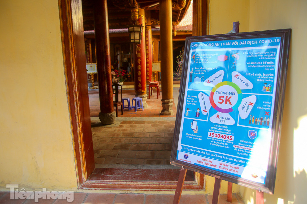 Di tích ở Hà Nội 'cảnh giác' phòng dịch COVID-19 những ngày nghỉ Tết ảnh 13