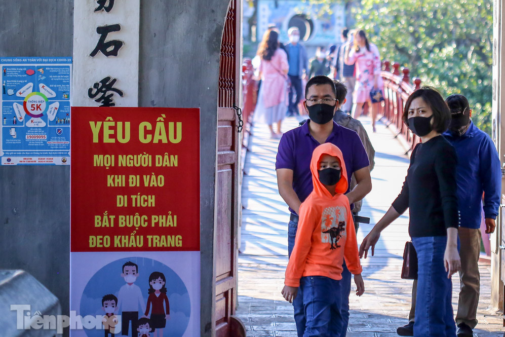 Di tích ở Hà Nội 'cảnh giác' phòng dịch COVID-19 những ngày nghỉ Tết ảnh 21