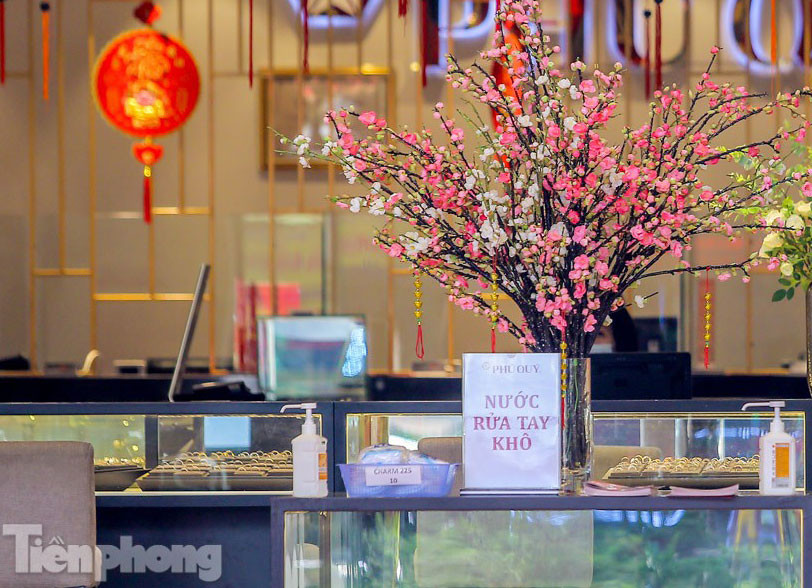 Cửa hàng vàng tạo lối vách ngăn giãn cách chuẩn bị đón Thần Tài ảnh 9