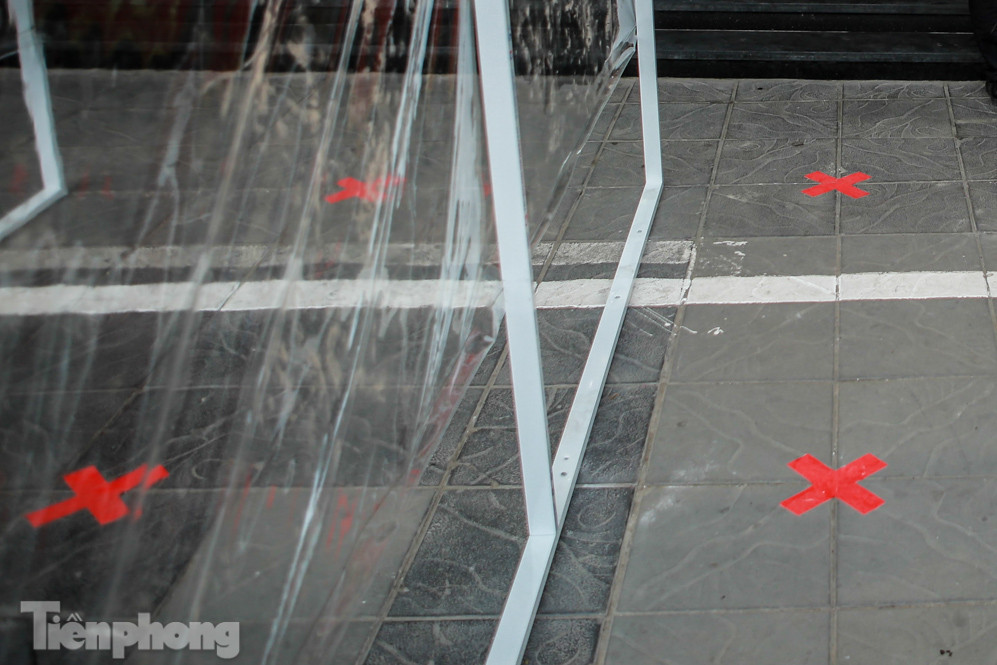 Cửa hàng vàng tạo lối vách ngăn giãn cách chuẩn bị đón Thần Tài ảnh 4