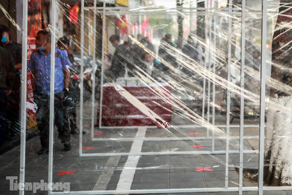 Cửa hàng vàng tạo lối vách ngăn giãn cách chuẩn bị đón Thần Tài ảnh 1