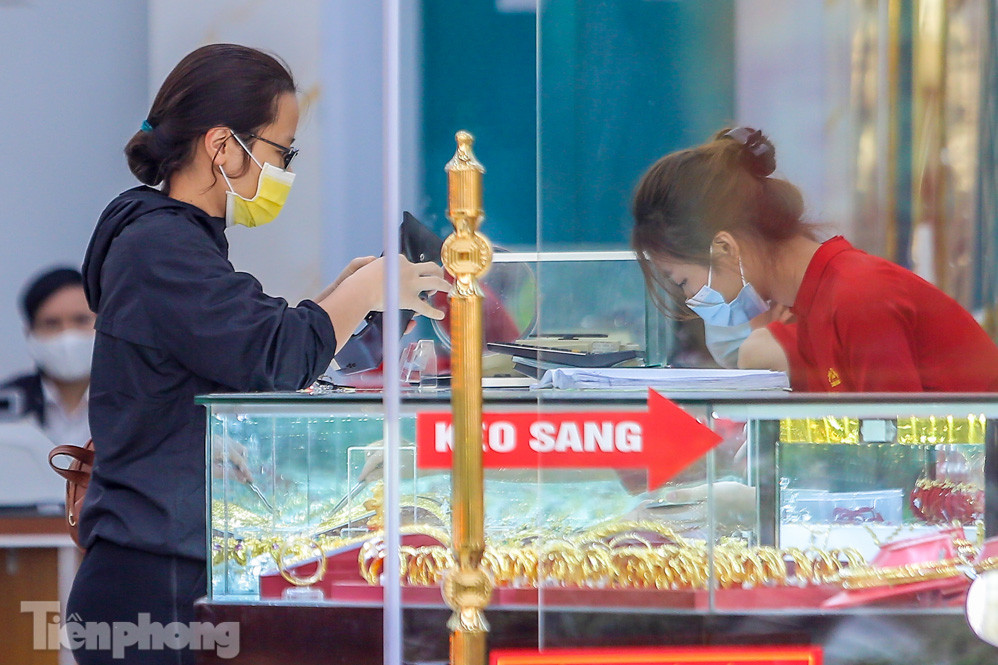 Cửa hàng vàng tạo lối vách ngăn giãn cách chuẩn bị đón Thần Tài ảnh 7