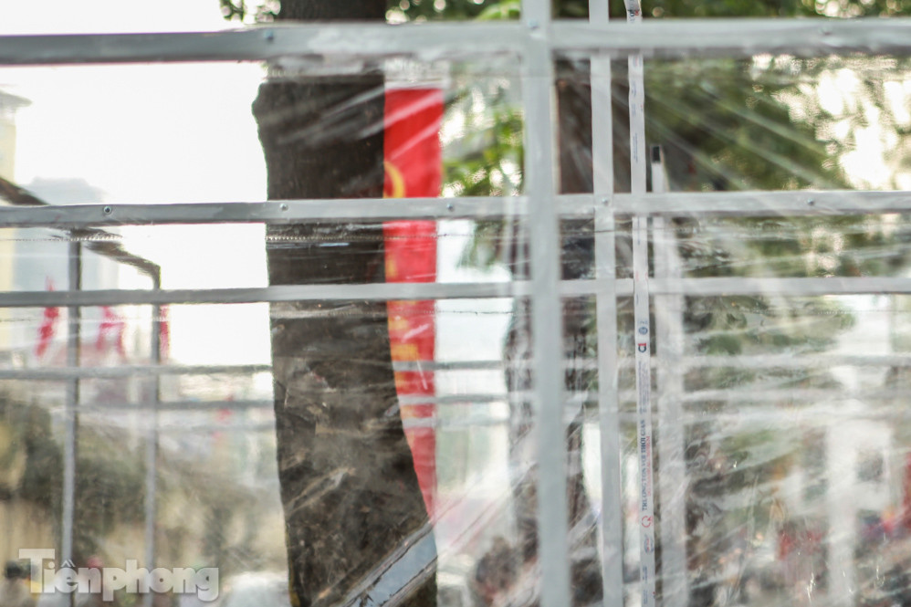 Cửa hàng vàng tạo lối vách ngăn giãn cách chuẩn bị đón Thần Tài ảnh 3