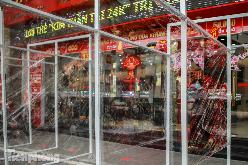 Cửa hàng vàng tạo lối vách ngăn giãn cách chuẩn bị đón Thần Tài ảnh 2