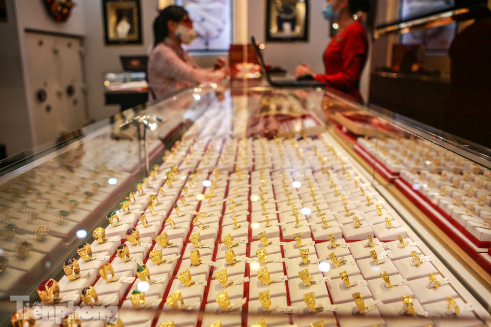 Cửa hàng vàng tạo lối vách ngăn giãn cách chuẩn bị đón Thần Tài ảnh 10