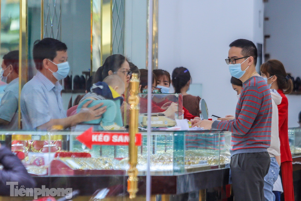Cửa hàng vàng tạo lối vách ngăn giãn cách chuẩn bị đón Thần Tài ảnh 6