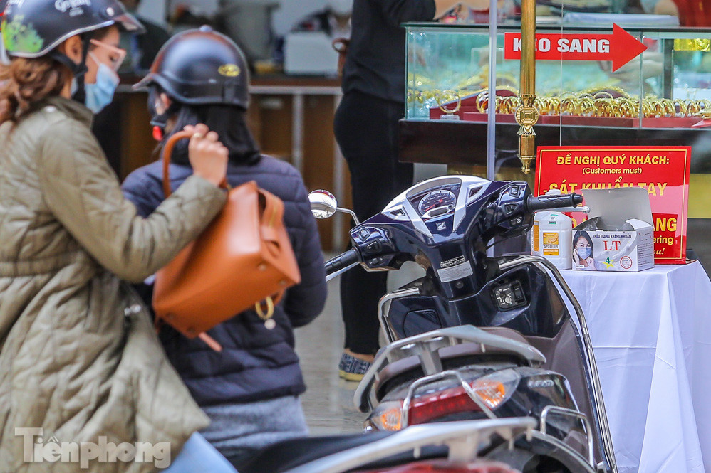 Cửa hàng vàng tạo lối vách ngăn giãn cách chuẩn bị đón Thần Tài ảnh 5