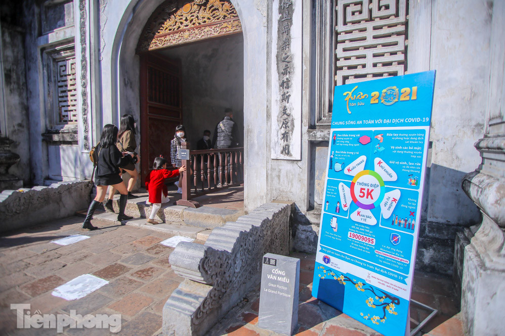 Di tích ở Hà Nội 'cảnh giác' phòng dịch COVID-19 những ngày nghỉ Tết ảnh 2