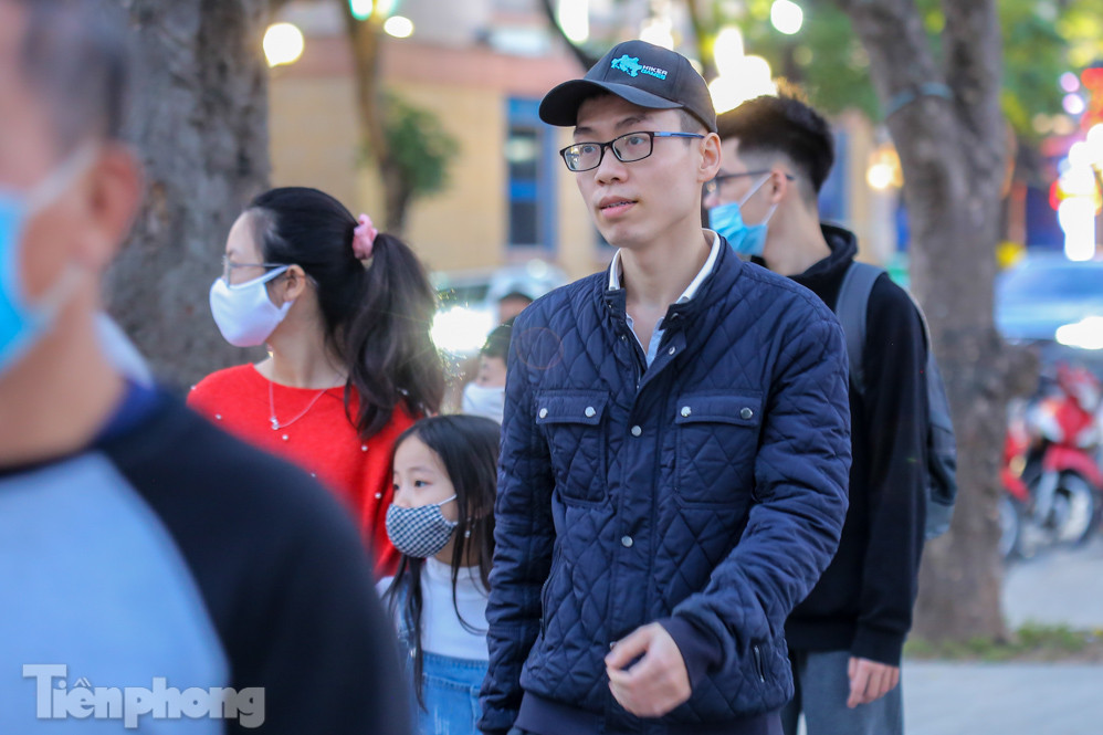 Hồ Gươm đông đúc ngày Tết, nhiều người thờ ơ với khẩu trang ảnh 17