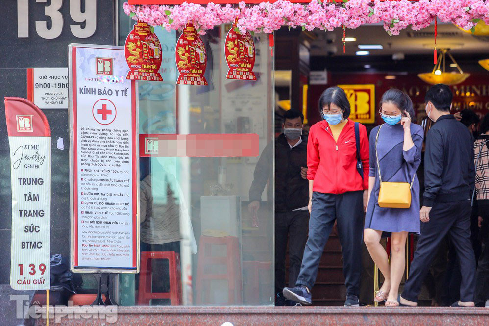 Cửa hàng vàng tạo lối vách ngăn giãn cách chuẩn bị đón Thần Tài ảnh 8