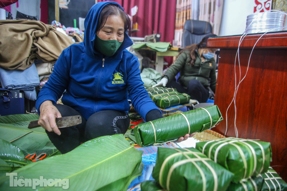 Người dân Thủ đô thức xuyên đêm canh nồi bánh chưng trên vỉa hè ảnh 9