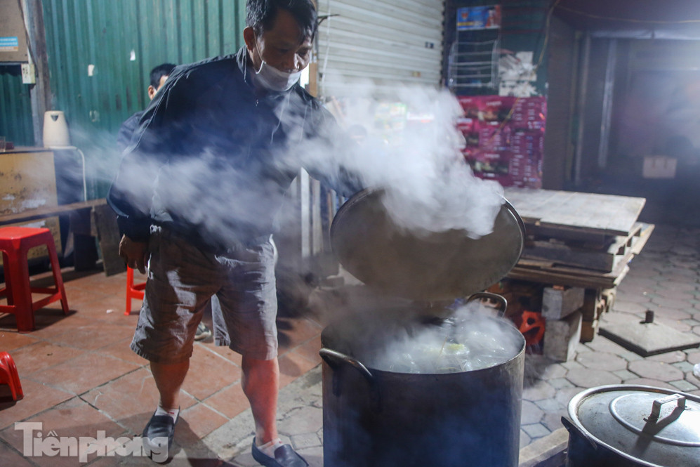 Người dân Thủ đô thức xuyên đêm canh nồi bánh chưng trên vỉa hè ảnh 12