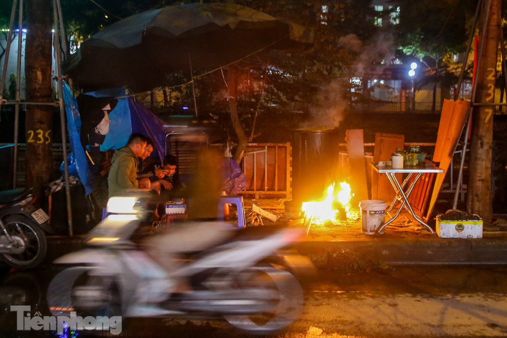 Người dân Thủ đô thức xuyên đêm canh nồi bánh chưng trên vỉa hè ảnh 1