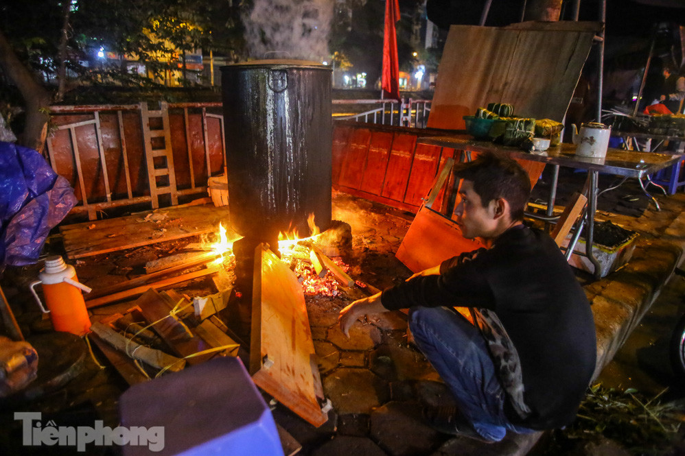 Người dân Thủ đô thức xuyên đêm canh nồi bánh chưng trên vỉa hè ảnh 2