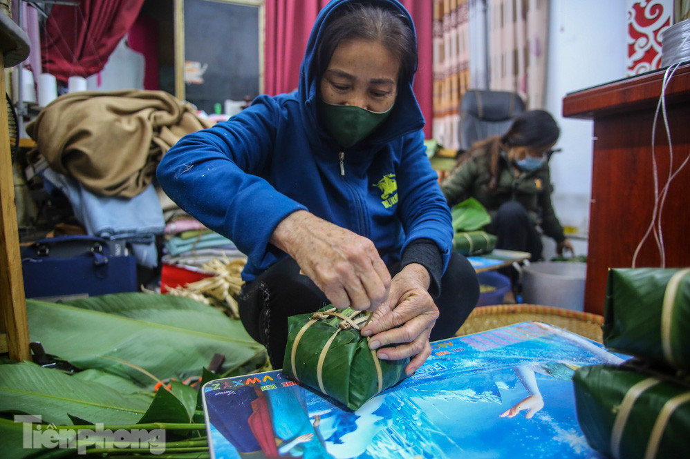 Người dân Thủ đô thức xuyên đêm canh nồi bánh chưng trên vỉa hè ảnh 8