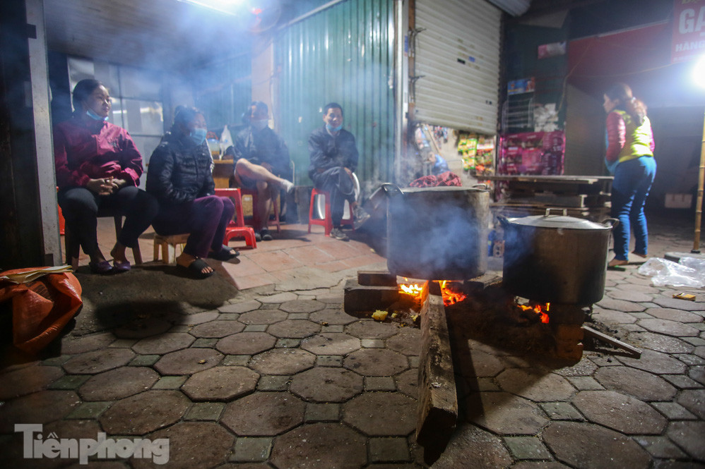 Người dân Thủ đô thức xuyên đêm canh nồi bánh chưng trên vỉa hè ảnh 11