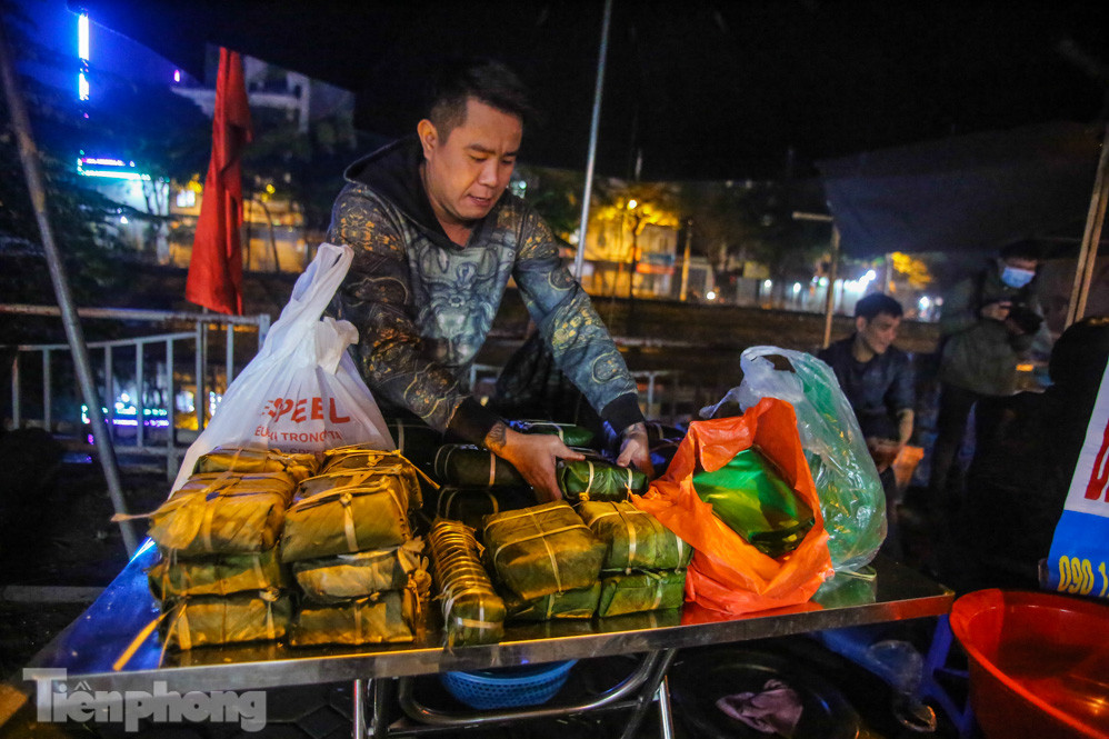 Người dân Thủ đô thức xuyên đêm canh nồi bánh chưng trên vỉa hè ảnh 10